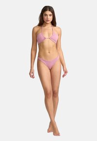 Set da bikini rosa a coste con top triangolare dotato di cinghie al collo e slip a vita bassa, che mette in mostra un tessuto testurizzato e un design aderente.
