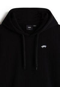 Sort hoodie med snoretræk og et lille hvidt skateboard logo på brystet. Lavet af blødt stof med en afslappet pasform.