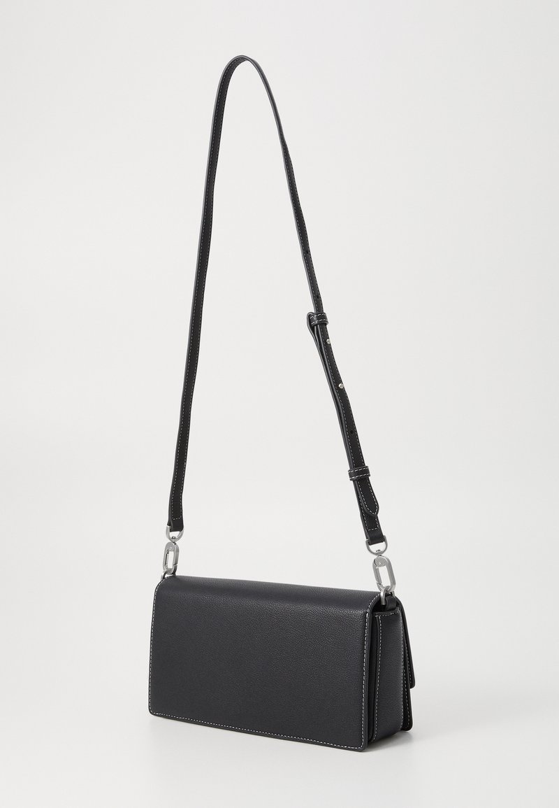 Borsa a tracolla nera in pelle di forma rettangolare, con cuciture strutturali e una tracolla staccabile con accessori in metallo argentato.