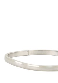 Brazalete de pulsera de metal plateado, superficie lisa, forma circular, con un sutil detalle grabado. Sin patrón o acentos visibles.