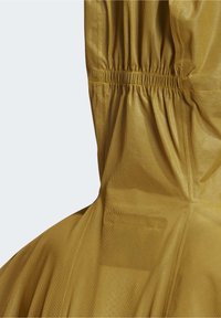 Gouden hooded jack met elastische insnoering bij de hals, uitgevoerd in een gestructureerde stof met een gladde afwerking. Voorzien van een verborgen zak aan de achterkant.
