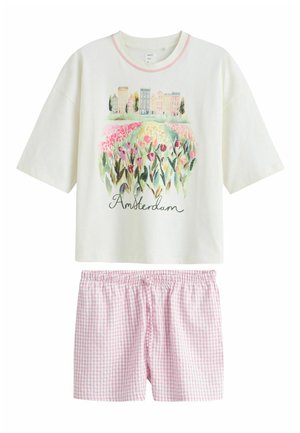 Fehér rövid ujjú felső, amszterdami virág- és épületmintával, rózsaszín-fehér kockás gumis derekú rövidnadrággal párosítva.