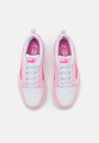 Puma REBOUND V6 UNISEX - Sneakers basse - white/fast pink/whisp of pink