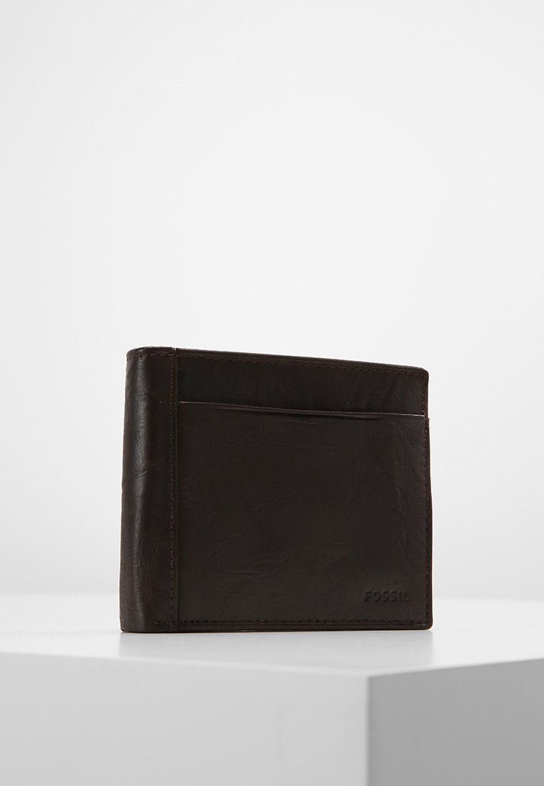Brun læderpung med en glat tekstur, bi-fold design og et kortslot på ydersiden. Logo prægede i det nedre højre hjørne.
