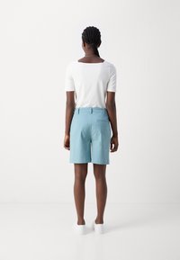 Marc O'Polo CHINO STYLE MEDIUM WAIST FRENCH POCKETS - Šortky - soft teal