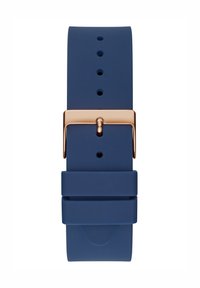 Kék szilikon óraszíj polírozott rózsaarany csattal és több lyukkal a méretállításhoz, sima textúrával és modern kialakítással.