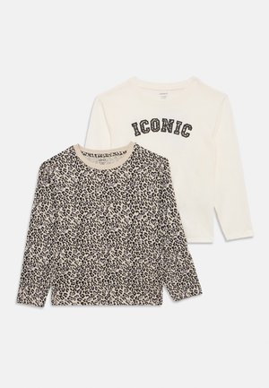 Dos camisetas de manga larga: una en crema con la palabra "ICONIC" en letras negras, y otra con un estampado de leopardo en tonos marrón claro y negro.
