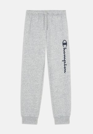 Pantaloni della tuta grigio chiaro realizzati in un tessuto morbido, dotati di una vita elastica, polsini e un logo "Champion" blu scuro sulla gamba sinistra.