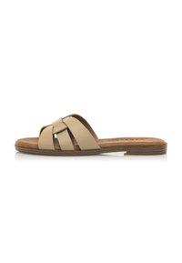 Sandalia tipo slide en imitación de cuero beige con diseño de correas cruzadas y plantilla acolchada. Ligera, con suela de goma plana y borde ligeramente elevado.