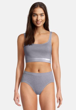 Grå bomuldsbralette med brede stropper og sømløst design, parret med matchende højtaljede trusser. Blød, glat tekstur med en minimalistisk stil.
