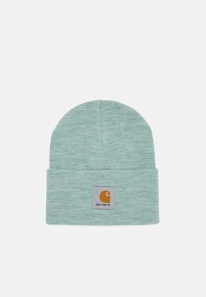 Bonnet en tricot vert clair avec revers plié, avec un petit patch carré du logo Carhartt orange et blanc au centre devant.