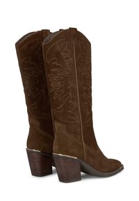 Braune Wildleder-Westenstiefel mit dekorativer Stickerei, einer quadratischen Spitze und einem gestuften Absatz. Glatte Textur mit leichtem Glanz.