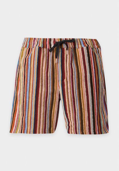 Shorts longueur genou avec des rayures verticales multicolores dans des tons de rouge, bleu, marron et rose, avec une taille élastique et un cordon noir.