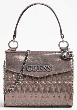 Skinnende metallisk quiltet håndtaske med top håndtag, kædereim og sølv "GUESS" logo på frontklappen med charm detaljer.
