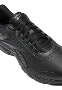 Schwarzer Sportschuh aus synthetischem Material, mit einer glatten Lederoberseite, gepolstertem Kragen, Schnürsenkeln und einer strukturierten Gummisohle mit Akzenten.