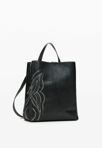 Borsa a tracolla in pelle nera con superficie testurizzata, cuciture decorative bianche e un manico corto. Logo visibile sul frontale.