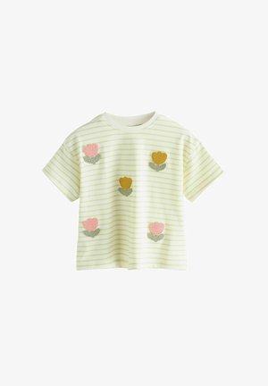 Vihreä raidallinen t-paita, jossa on vaaleanpunaisia ja kultaisia kirjontakukkia vihreillä lehdillä, lyhyet hihat ja pyöreä pääntie.