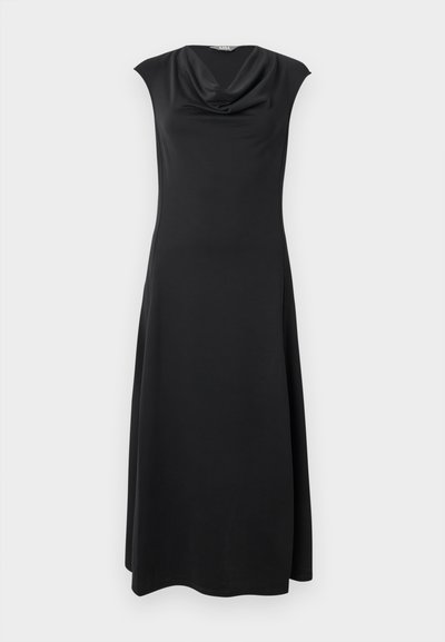 Μαύρο midi φόρεμα χωρίς μανίκια με ντραπαρισμένο ντεκολτέ σε σχήμα κασκόλ και ελαφρώς φαρδύ τελείωμα, απεικονισμένο σε απλό φόντο.