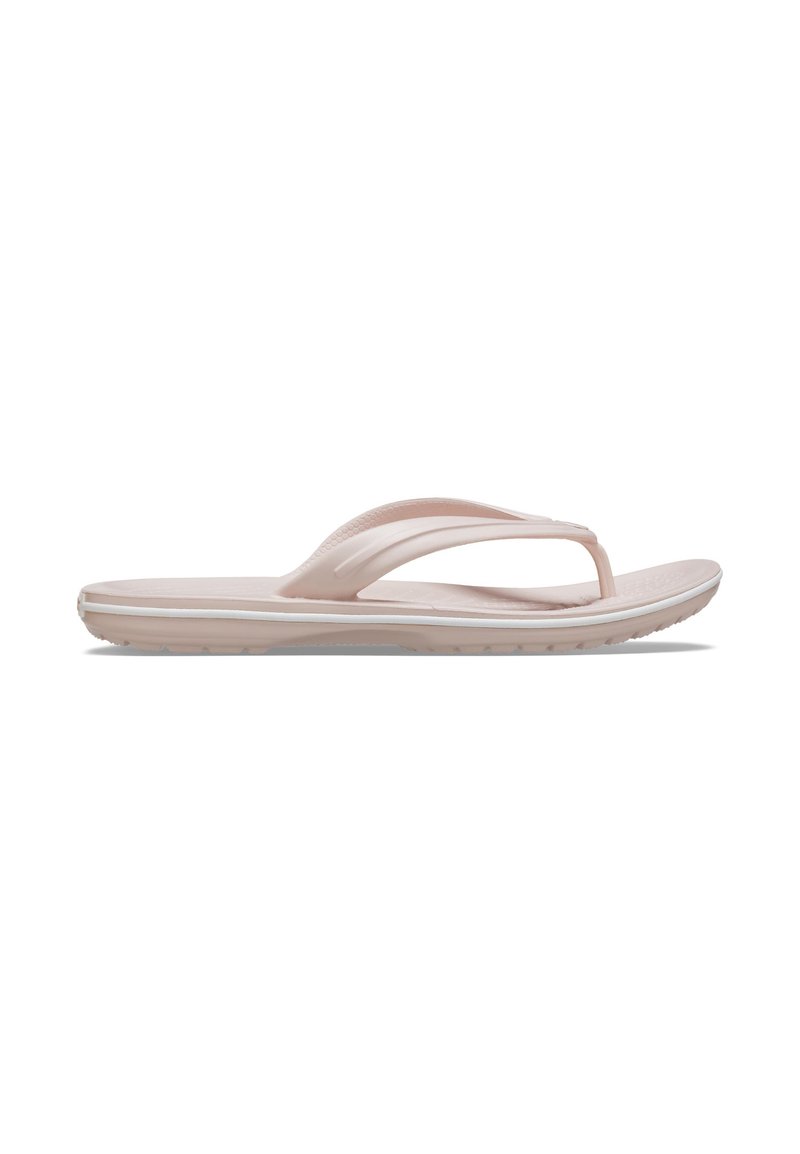 Sandale en plastique rose clair avec un design de bride entre les orteils, semelle texturée et semelle rembourrée avec un subtil bord blanc le long du contour.