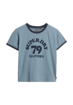 Camiseta de manga corta de color azul claro, hecha de una tela suave, con un cuello y mangas acanaladas en color azul marino. Presenta una estampación audaz que dice "SUPER DRY 79 CALIFORNIA".