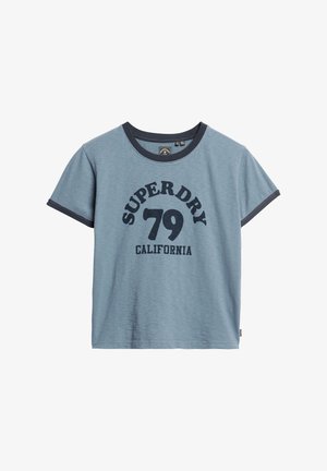 Camiseta de manga corta de color azul claro, hecha de una tela suave, con un cuello y mangas acanaladas en color azul marino. Presenta una estampación audaz que dice "SUPER DRY 79 CALIFORNIA".