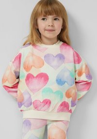 Mehrfarbiger Pullover mit Aquarellherzmuster in Pastellfarben Rosa, Lila, Blau und Orange auf cremigem Hintergrund.