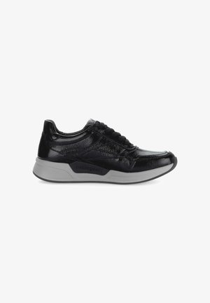 Schwarze synthetische Sneaker mit glänzender Oberfläche, strukturiertem Design und grauem Gummiausgang. Mit schwarzen Schnürsenkeln und Branding an der Seite.