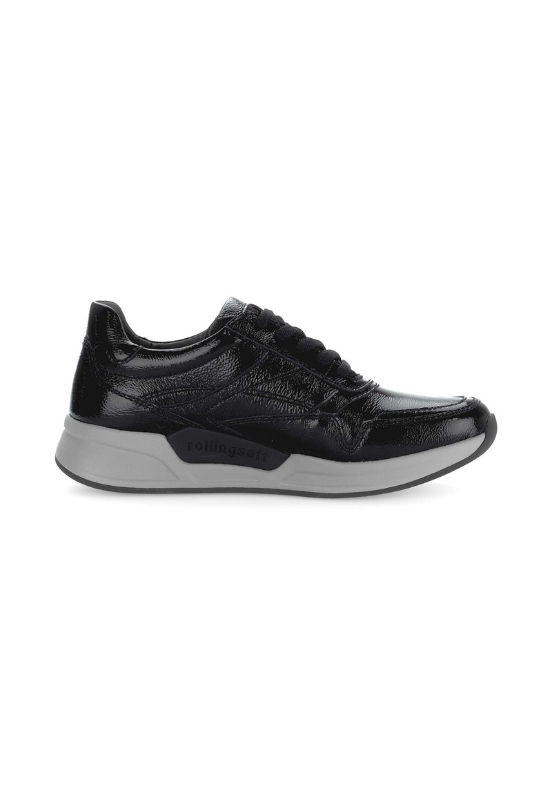 Sneaker sintetiche nere con finitura lucida, design texturizzato e suola in gomma grigia. Presentano lacci neri e un marchio sul lato.