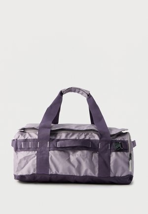 Borsa da viaggio rettangolare viola con doppio manico, chiusura a cerniera superiore e fibbia laterale, su uno sfondo chiaro uniforme.