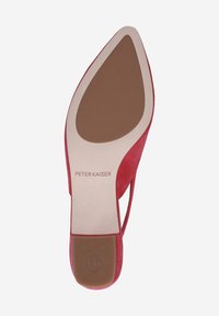 Rote Wildledersohle mit glattem, beigem Gummi und eingeprägtem Branding. Schmal zulaufendes Design mit einer Aussparung an der Seite und runder Zehenpartie.