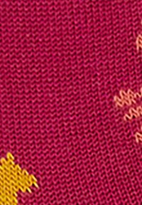 Tessuto lavorato a maglia di un rosa intenso con un motivo testurizzato; presenta forme di stelle giallo brillante e arancione chiaro intrecciate nel design.