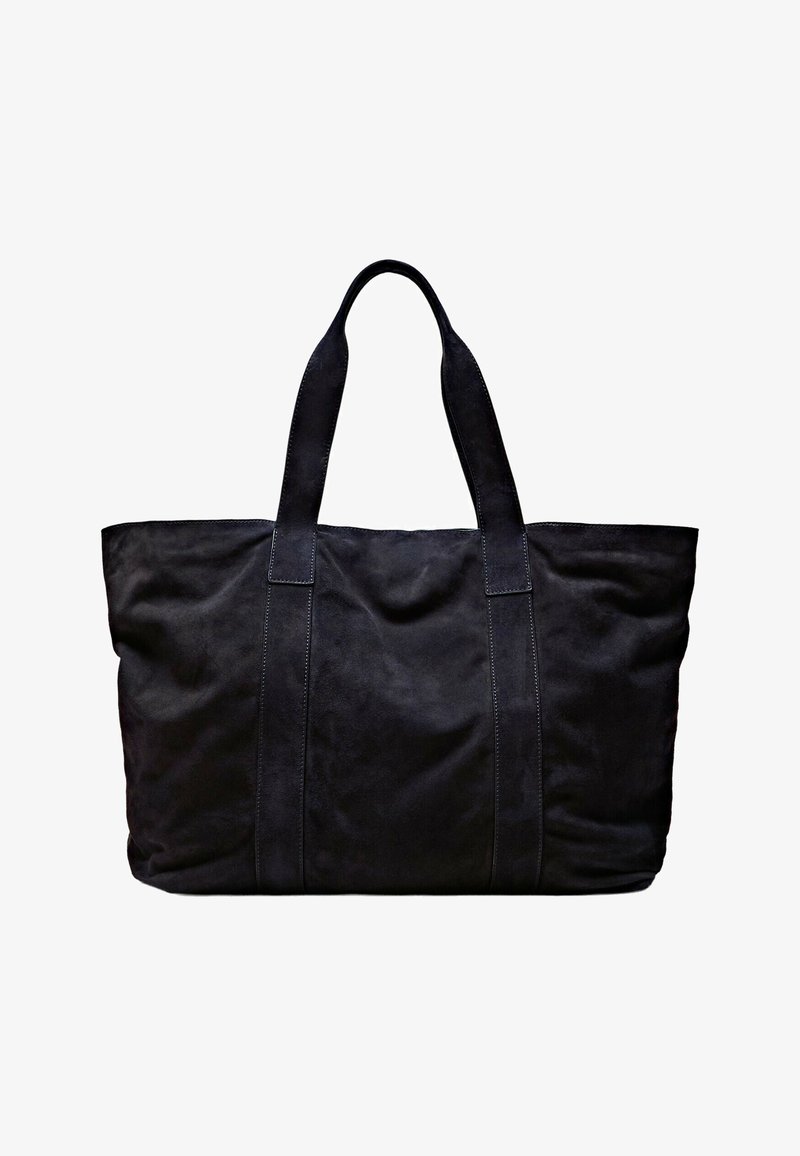 Grande borsa tote in camoscio nero con due manici e cuciture verticali, mostrata su uno sfondo bianco uniforme.