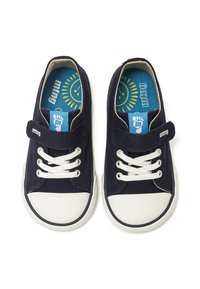 Marineblaue Leinenschuhe mit weißen Gummikappen und Schnürsenkeln. Ein Klettverschluss auf einer Seite, eine blaue Innensohle mit einem Sonnenmotiv und einem Fußabdruck-Logo.