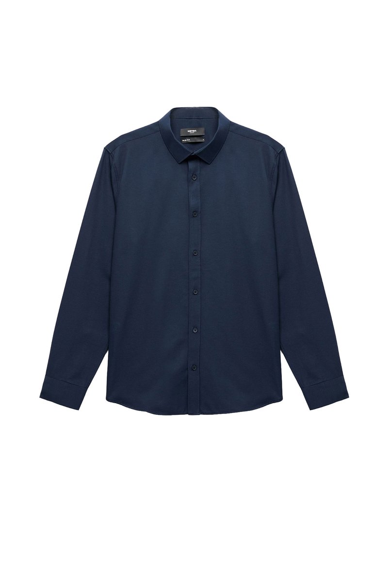 Camisa de botón de manga larga azul marino con cuello puntiagudo, hecha de una tela suave, con botones en el frente y puños de un solo botón.