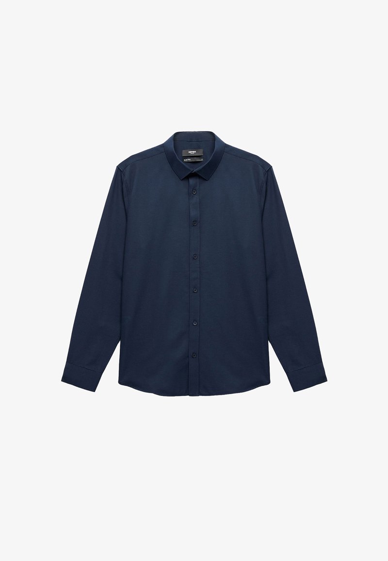 Camisa de botón de manga larga azul marino con cuello puntiagudo, hecha de una tela suave, con botones en el frente y puños de un solo botón.
