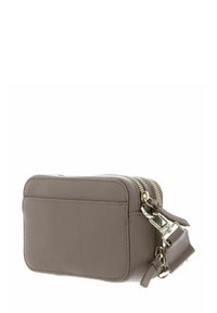 Sac en cuir gris de forme rectangulaire, avec deux fermetures éclair, une poche arrière et une bandoulière amovible ornée d'accents de quincaillerie métallique.