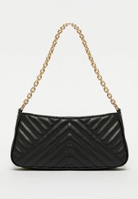 Borsa a spalla nera trapuntata con motivo a zig zag e tracolla dorata su sfondo uniforme.