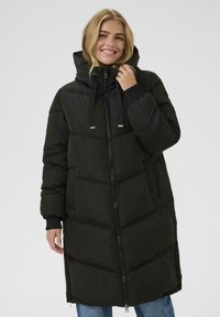 Sort puffet jakke med hætte, der har quiltede sektioner, en frontlynlås og sidelommer. Fremstillet af et blødt, tekstureret materiale.