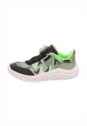 Sneaker mit einem grünen und grauen abstrakten Muster, schwarzen Akzenten, Gummisohle und einem Schnellverschluss-System.