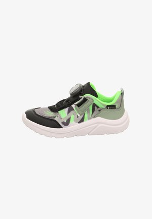 Sneaker mit einem grünen und grauen abstrakten Muster, schwarzen Akzenten, Gummisohle und einem Schnellverschluss-System.