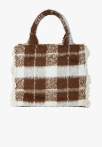 Borsa a quadri marrone e bianca con texture pelosa, bordi sfrangiati e due manici. Forma rettangolare, realizzata in materiale morbido.