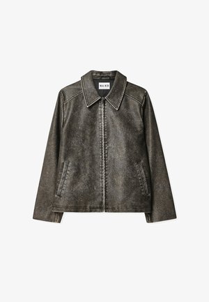 Giacca in pelle sintetica marrone con un grande colletto, chiusura con zip, due tasche laterali e dettagli di cucitura a contrasto.