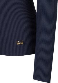 Dunkelblauer gerippter Pullover mit einem kleinen goldenen Logoelement. Strukturiertes Material mit langen Ärmeln und einer taillierten Passform.