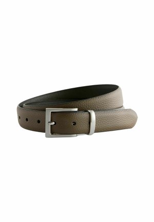 Texturierter beige Leder-Gürtel mit einer silbernen rechteckigen Schnalle und mehreren Löchern zur Anpassung, mit einem glatten Innenfutter.