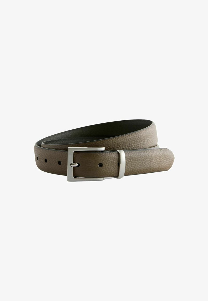 Curea din piele texturată bej cu o cataramă rectangulară argintie și multiple găuri pentru ajustare, având un căptușeală interioară netedă.