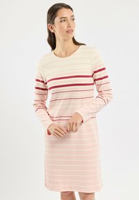 Robe à manches longues avec des rayures horizontales en rose pâle et rouge profond. Encolure ronde, tissu doux et coupe décontractée. Texture lisse.