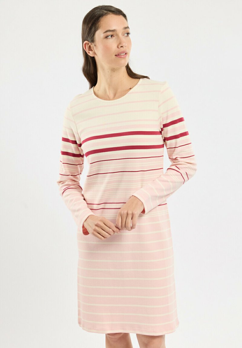 Robe à manches longues avec des rayures horizontales en rose pâle et rouge profond. Encolure ronde, tissu doux et coupe décontractée. Texture lisse.