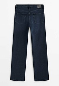 Jean bleu foncé à jambes droites vu de dos avec deux poches arrière et un patch en cuir noir sur la ceinture.