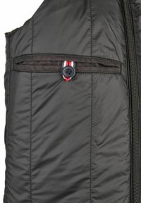 Donkergroene puffer vest met ritssluiting. Bevat een borstzak met een decoratieve knop en een gestreept detail in rood, wit en blauw.