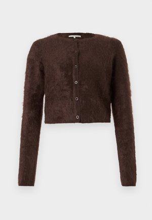 Cardigan corto marrone e morbido con maniche lunghe, collo rotondo e chiusura frontale a cinque bottoni; texture soffice e design semplice.